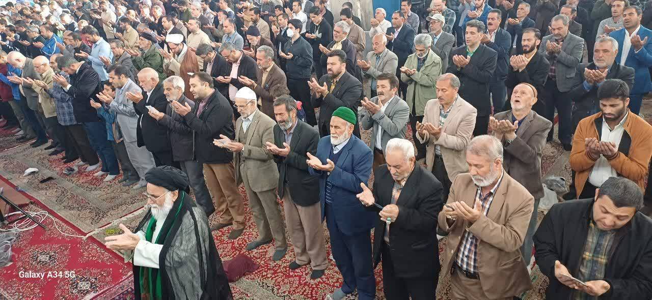 تصویری از اقامه نماز عید فطر در نیشابور