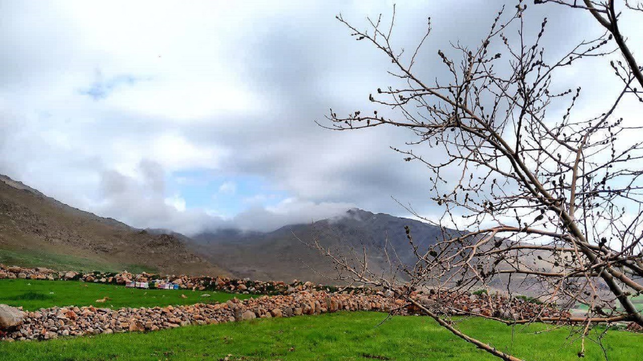 نمایی از هوای بارانی روستای حصار در کنگاور