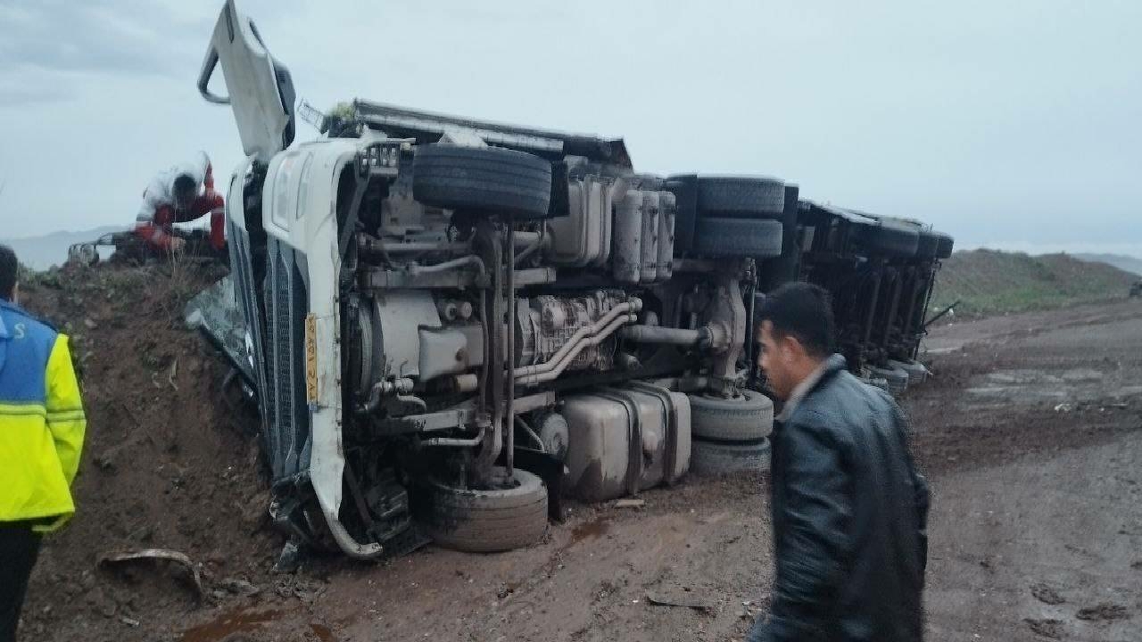 واژگونی تریلی در محور قزوین - رشت با ۲ مصدوم