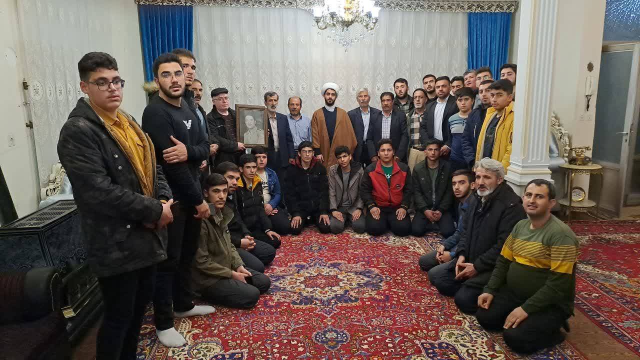 کلاس قرآن در منزل شهدا