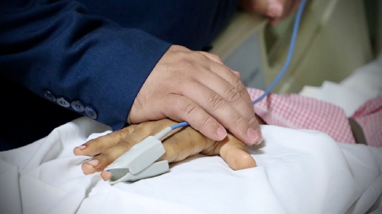 عیادت از مجروحان یزدی حمله تروریستی را به زمان دیگری موکول کنید