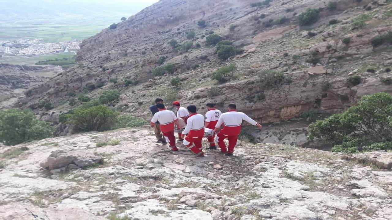 نجات مصدوم ۵۷ ساله در ارتفاعات روستای گنجه