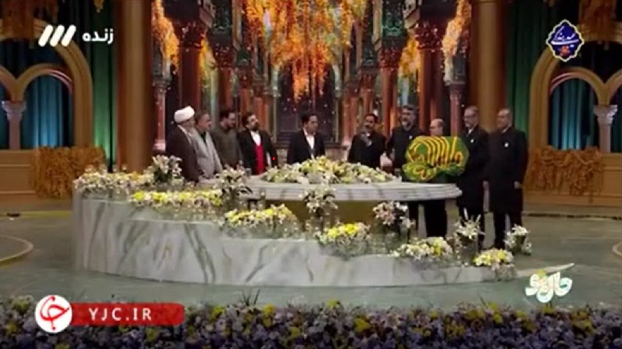 اعطای نشان خادمی حرم مطهر امام رضا(ع) به عوامل برنامه محفل + فیلم