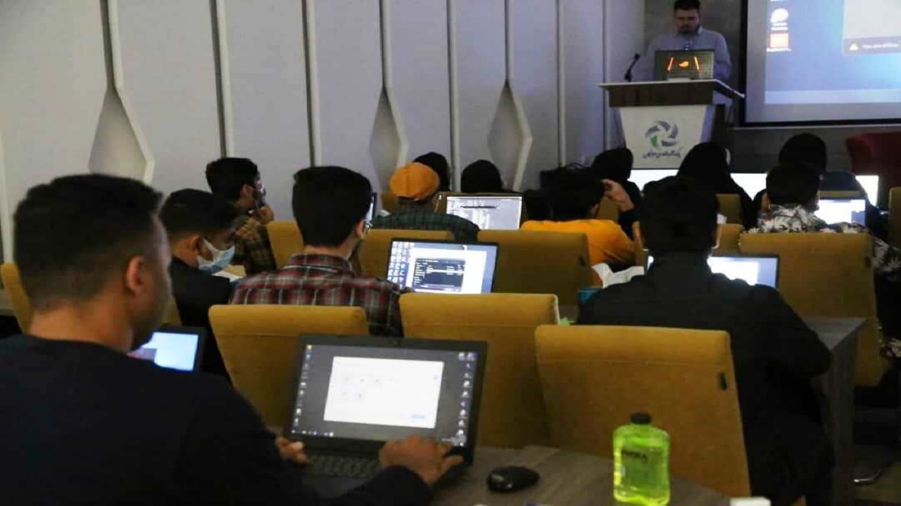 اهدای ۵۵۰ عدد تبلت به دانش آموزان نیازمند در قزوین