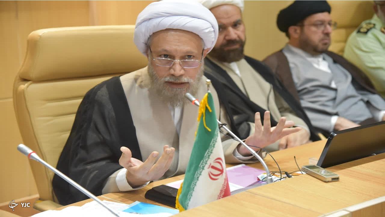 انتقاد امام جمعه شیراز از تبلیغات بیلبورد‌های شهری