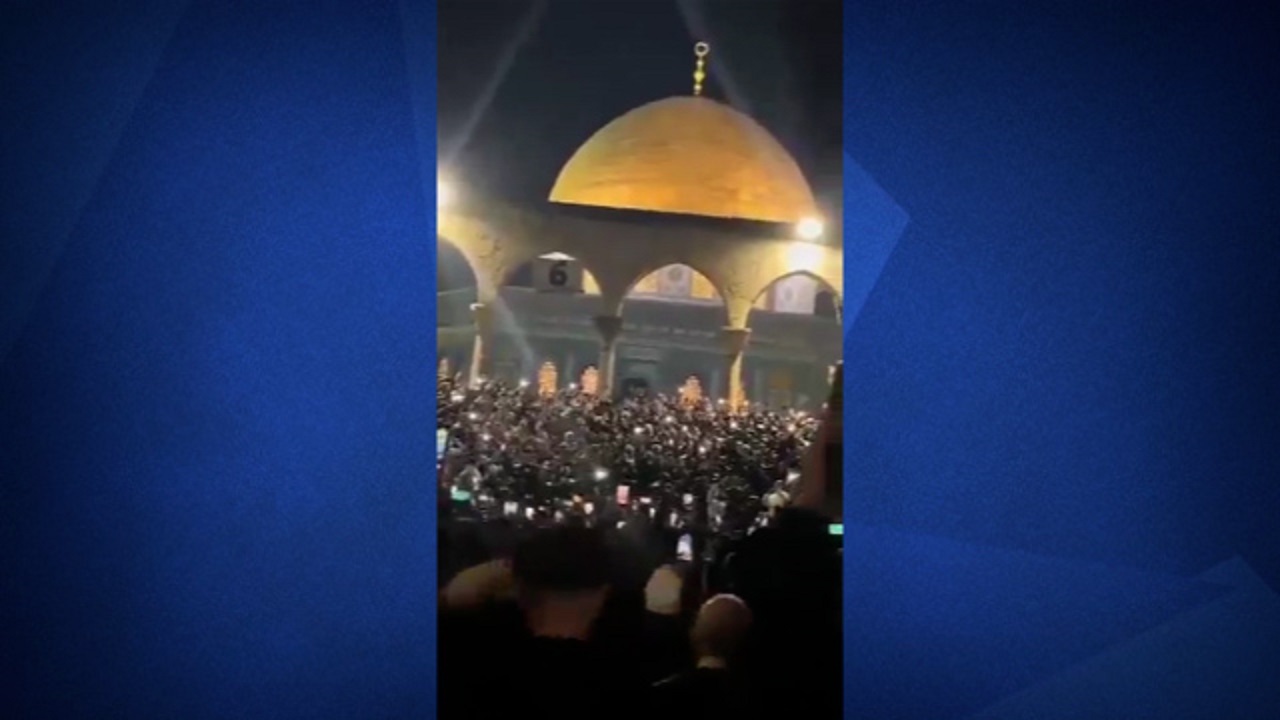 ابراز خوشحالی مردم فلسطین با سردادن شعار لبیک یا الله در مسجد الاقصی + فیلم