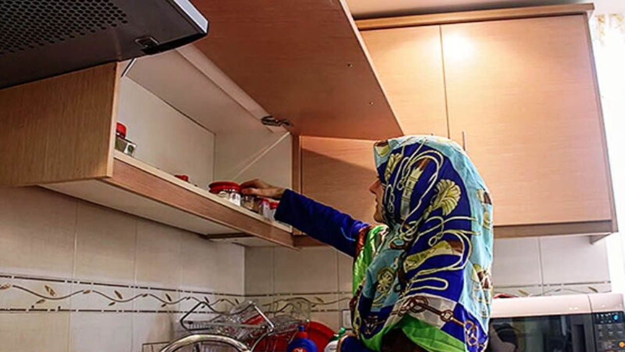 آیا زن باید برای کار خانه حقوق بگیرد؟