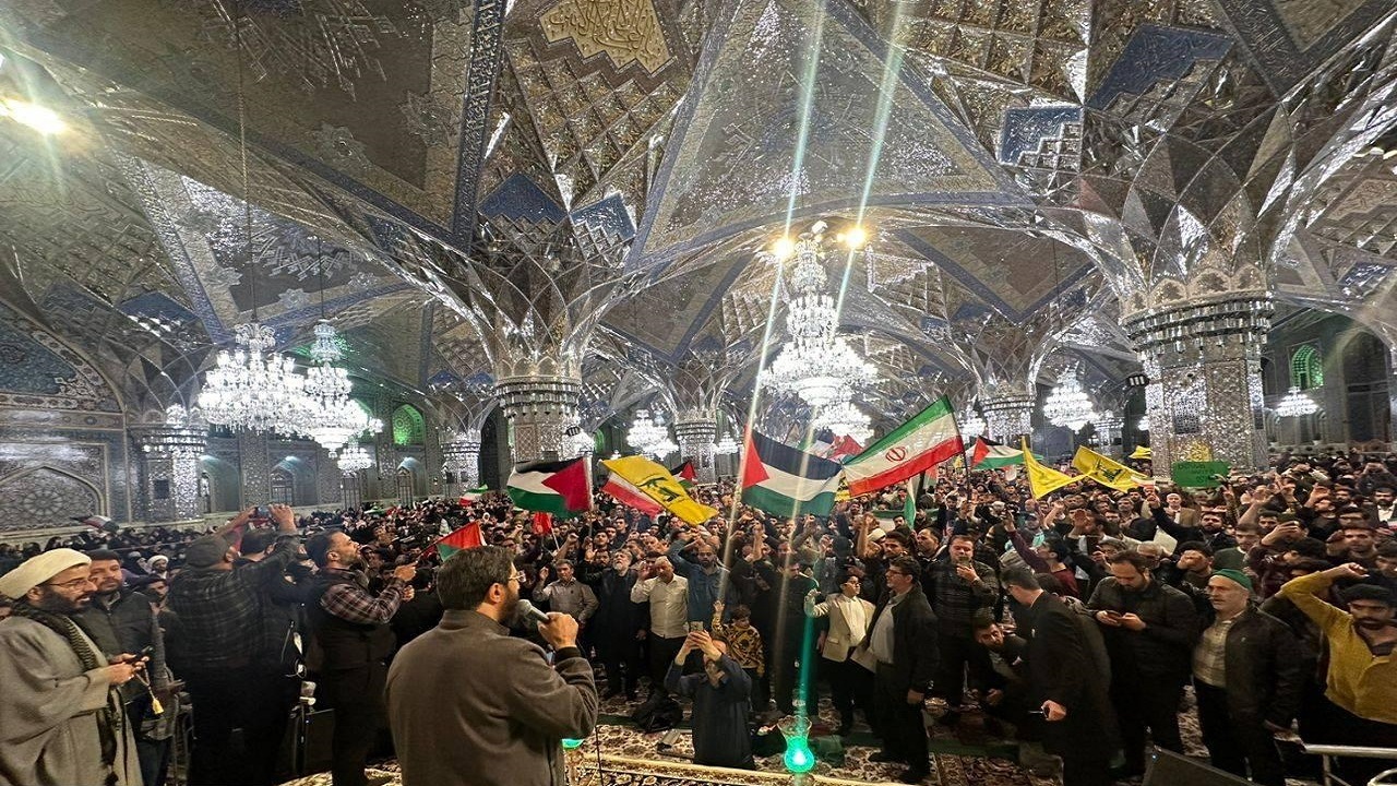 شادی زائران و مجاوران در حرم‌رضوی در پی حمله تلافی‌جویانه ایران به رژیم صهیونیستی + فیلم