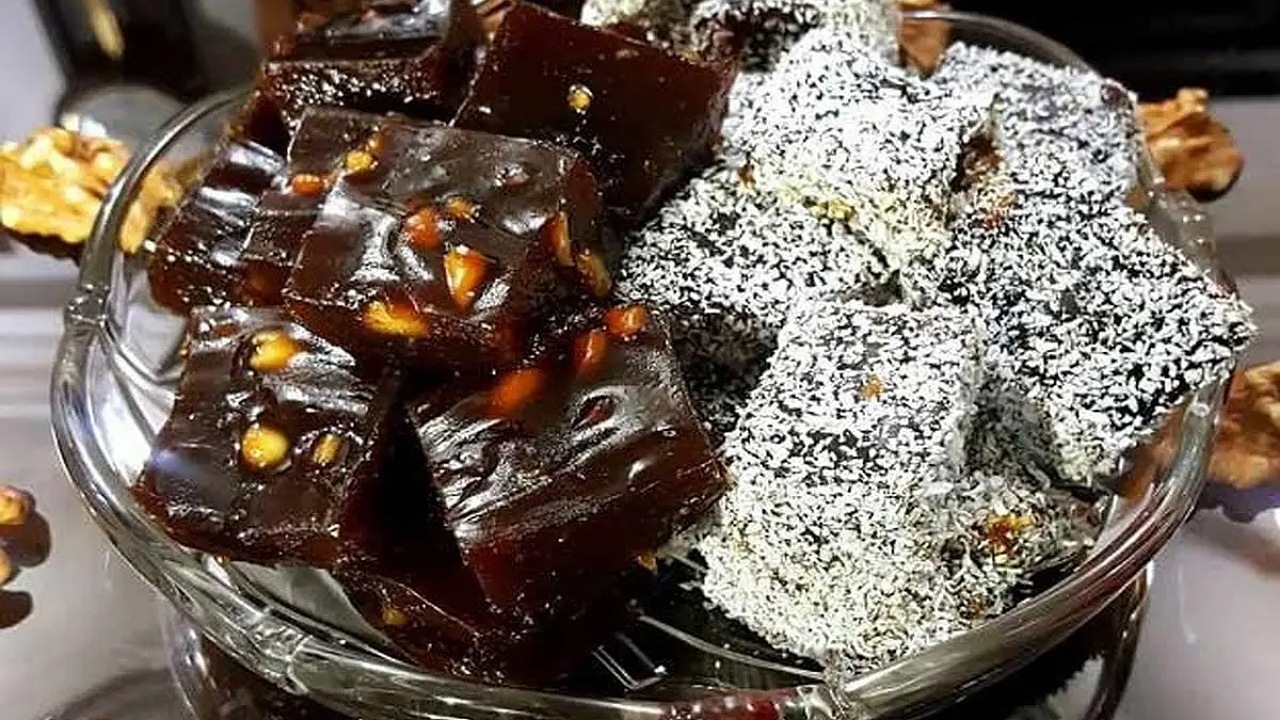طرز تهیه خوشمزه‌ترین دسر یخچالی با شیره انگور و گردو + فیلم
