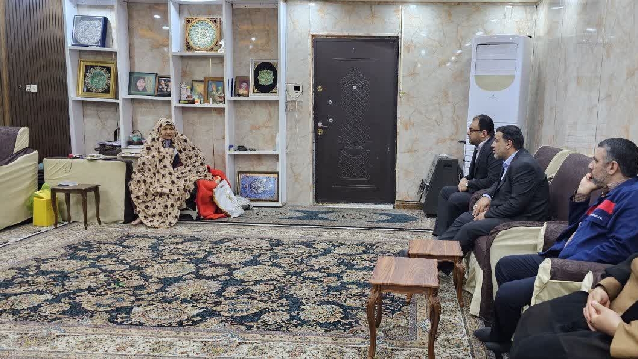 دیدار جمعی از مدیران فولاد اکسین با خانواده شهدا