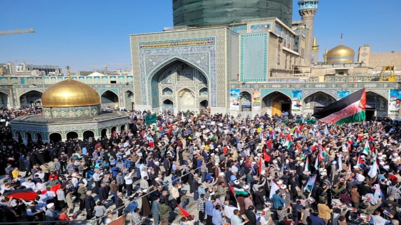 تجمع مردم در حرم مطهر رضوی برای حمایت از پاسخ سپاه به تروریست‌های صهیونیست
