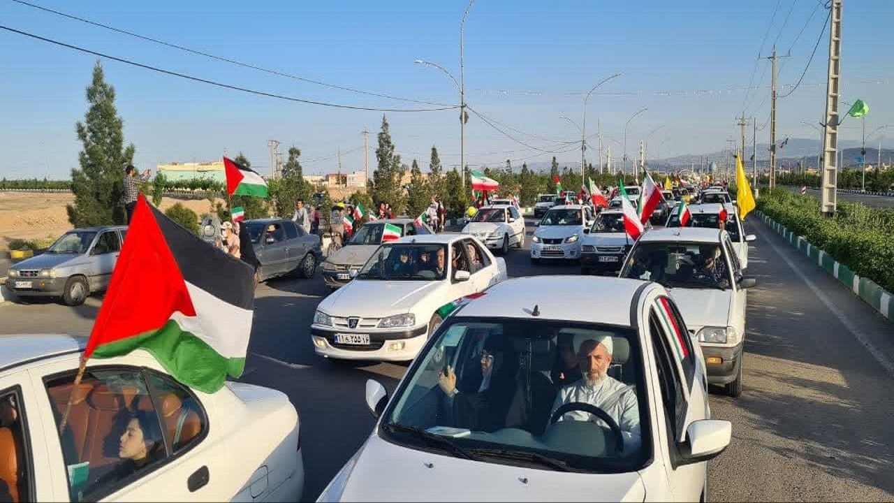 راهپیمایی خودرویی در قم برگزار شد