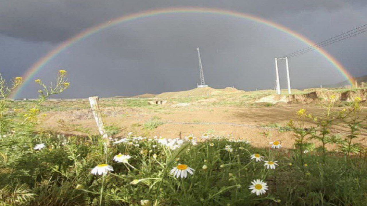 نمایی از پدیده رنگین کمان در آسمان شهر راز پس از بارش باران