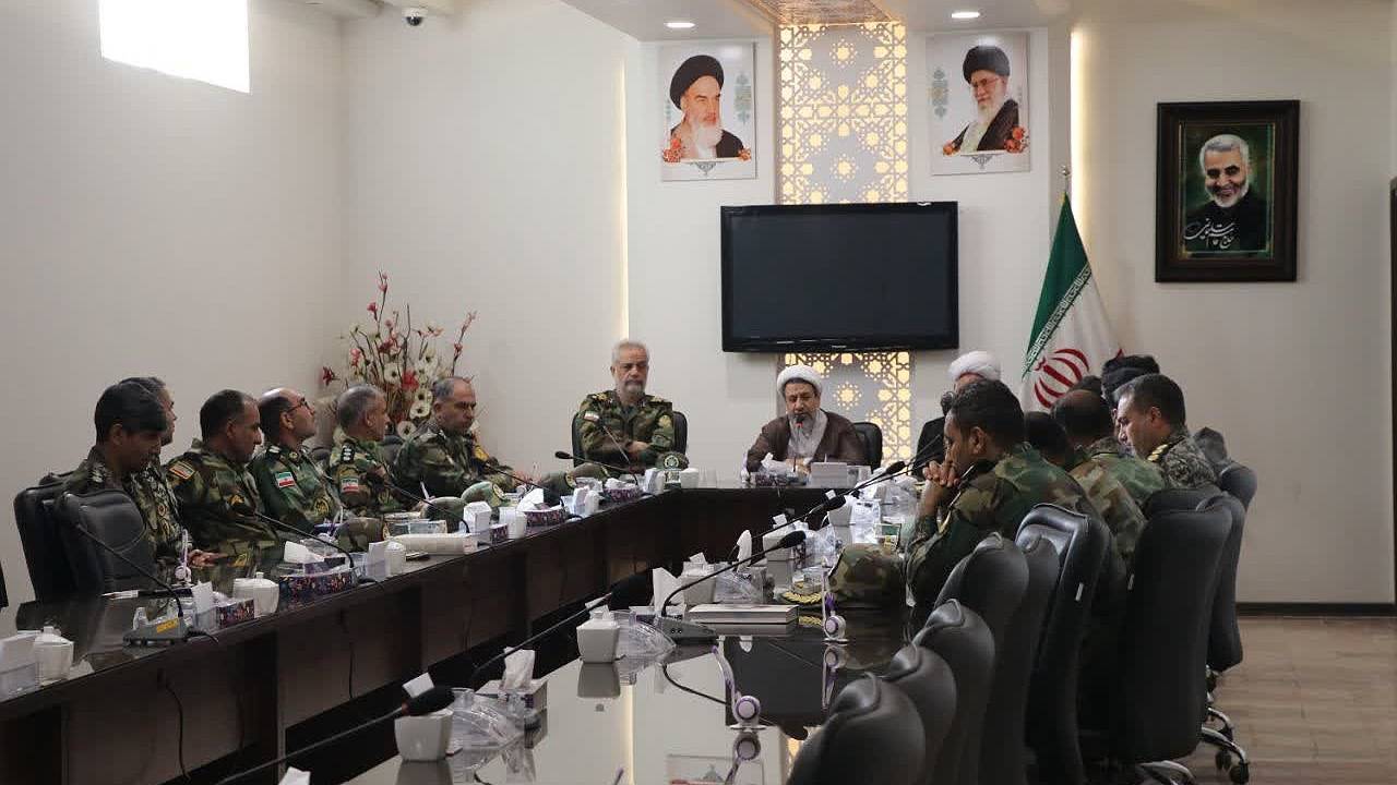 دیدار فرماندهان یگان‌های قرارگاه منطقه‌ای جنوب شرق ارتش با نماینده ولی فقیه در کرمان