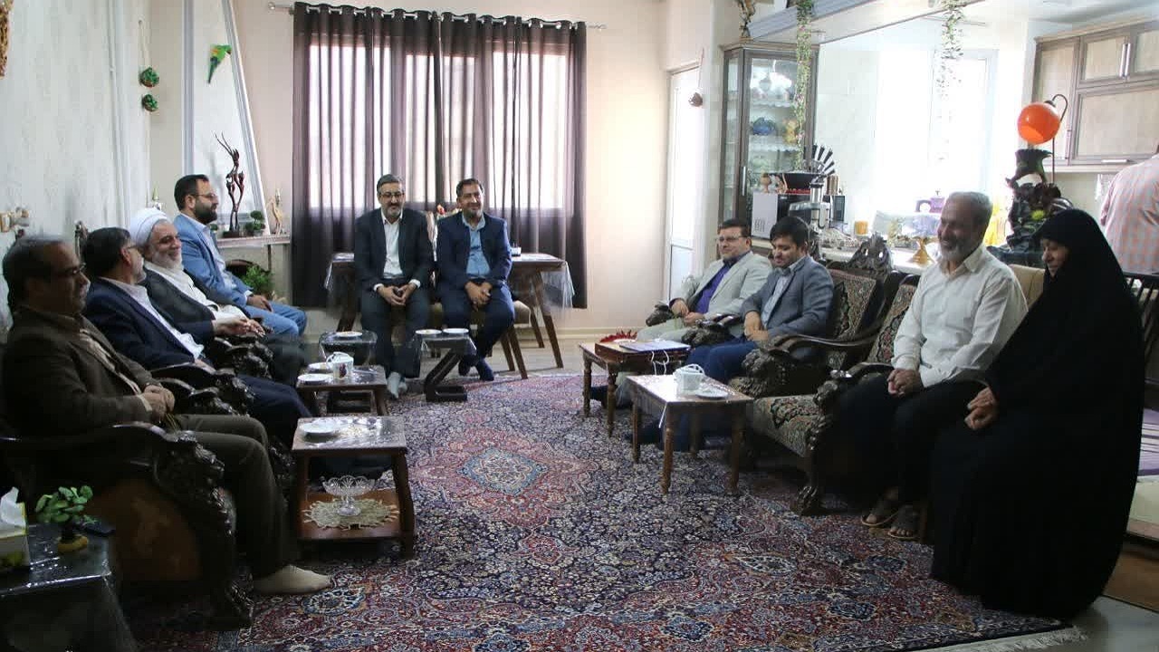 دیدار مقامات قضائی استان با خانواده شهدا