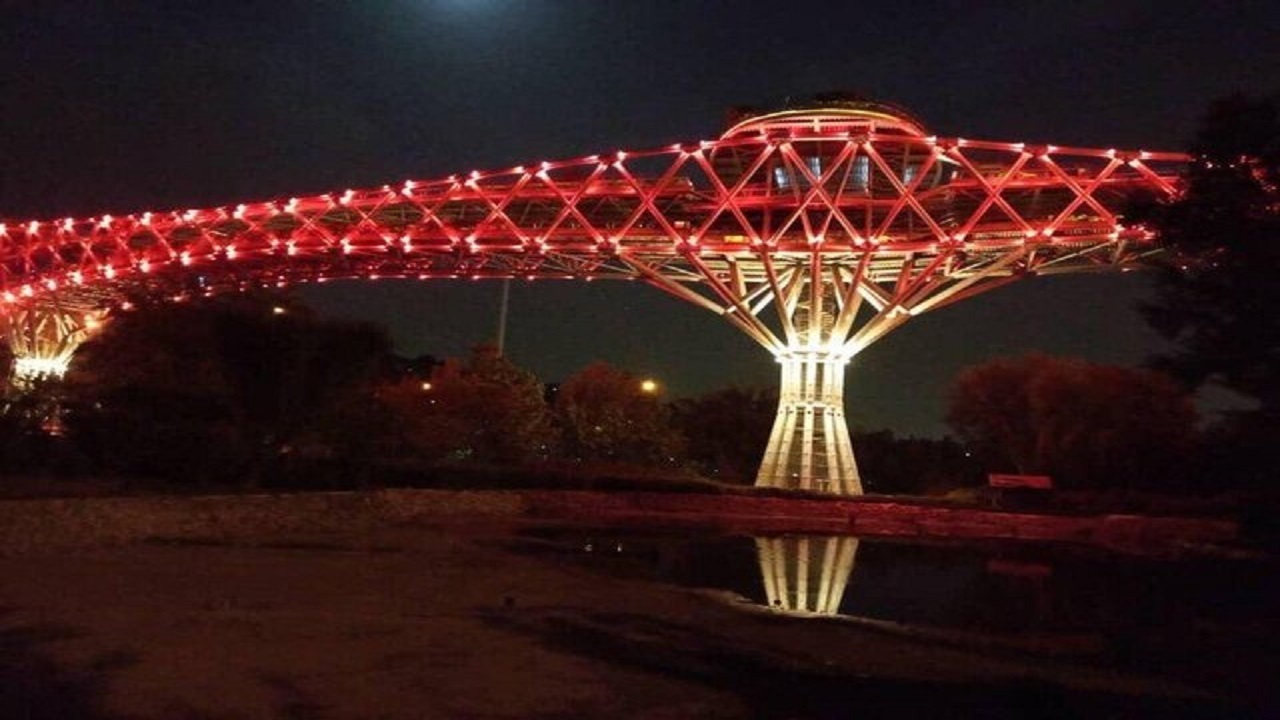 پل طبیعت قرمز می‌شود
