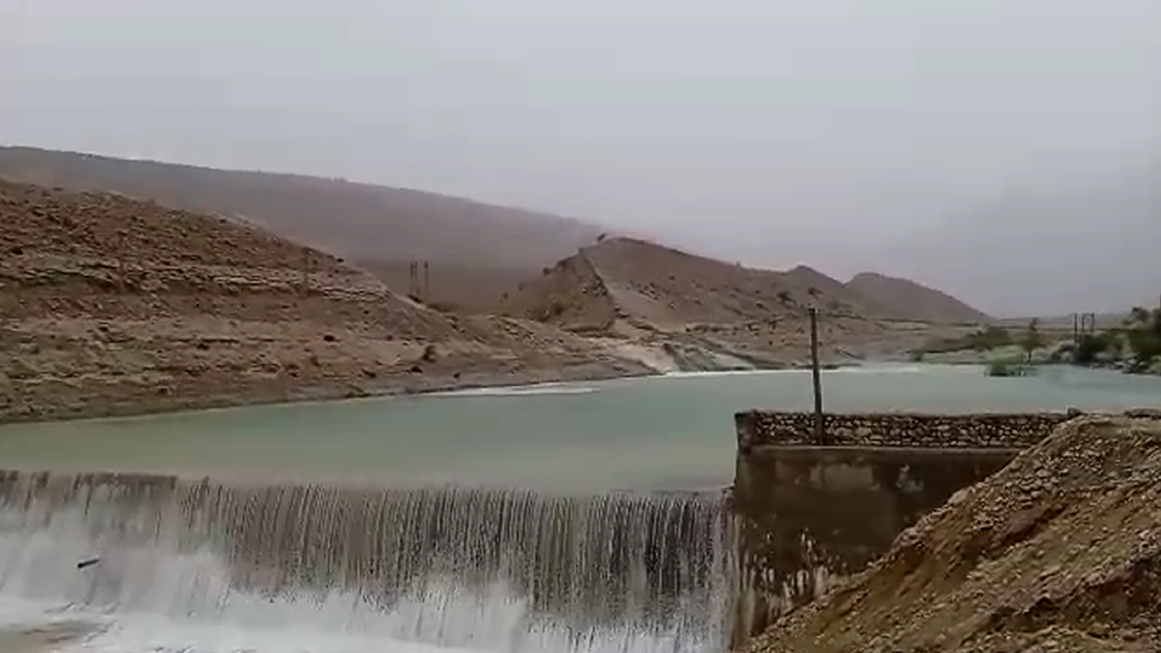 بارش شدید باران در استان هرمزگان/ آبگرفتگی معابر و سرریز شدن سازه آبخیزداری در بندرخمیر + فیلم