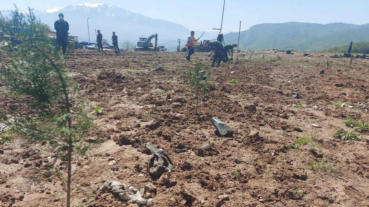 کاشت نهال در محدوده لندفیل سراوان رشت