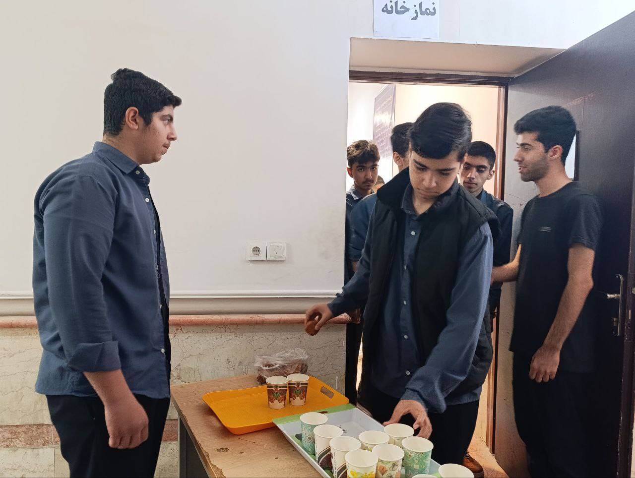 پذیرایی از دانش آموزان