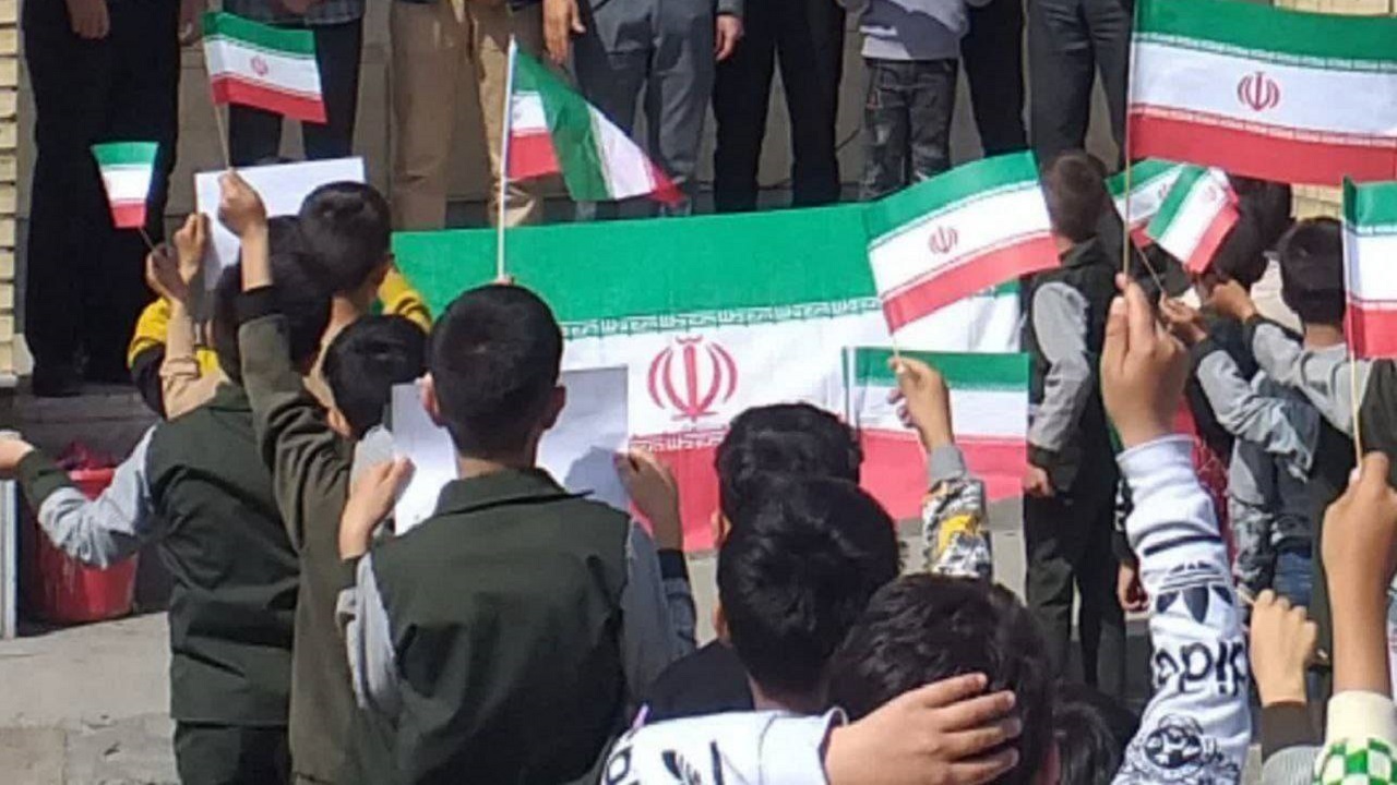 تجمع دانش آموزان روستای منصوری در حمایت سپاه + تصاویر