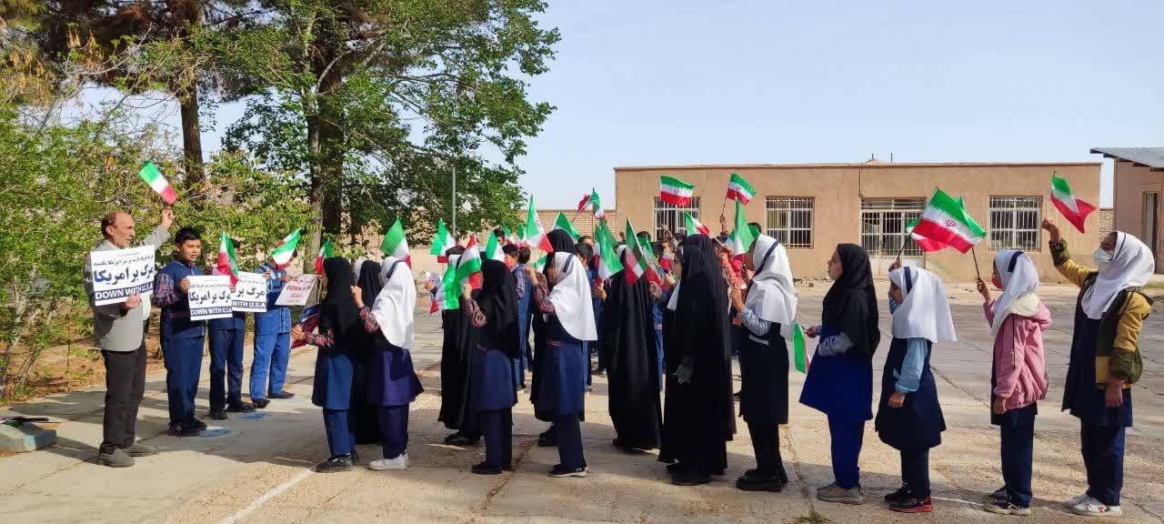 حضور دانش آموزان برای حمایت از سپاه پاسداران حضور دانش آموزان برای حمایت از سپاه پاسداران