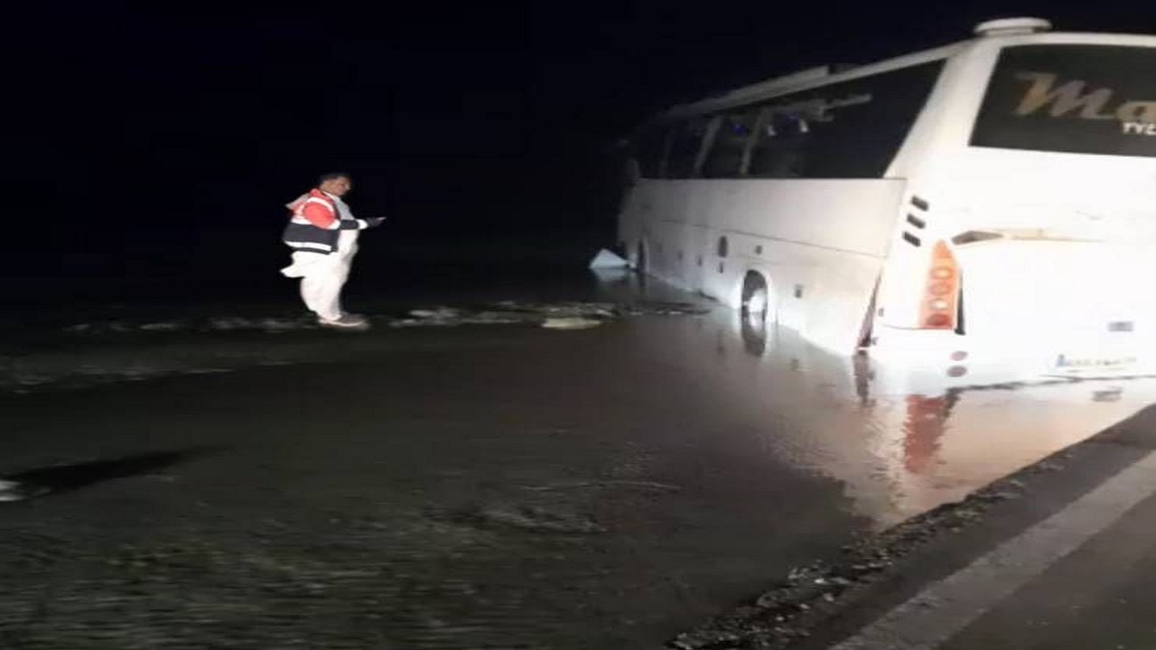 حضور مدیرکل راهداری جنوب استان در محور مسدود نیکشهر به چابهار / امدادرسانی فوری به مسافران گرفتار در سیل