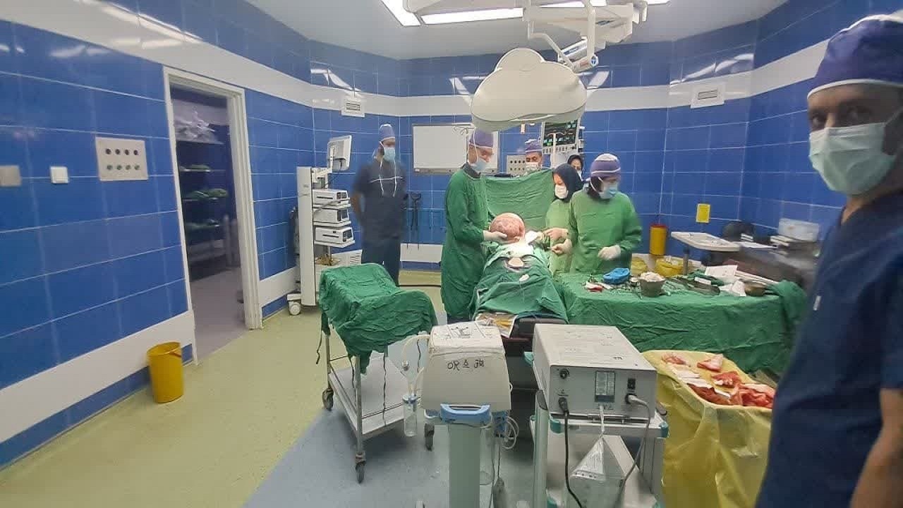 خارج کردن توده ۱۸ کیلوگرمی از شکم بانوی ۳۶ ساله