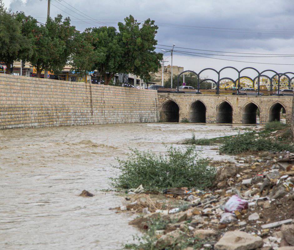 رودخانه فصلی لار با بارش باران جان تازه گرفت