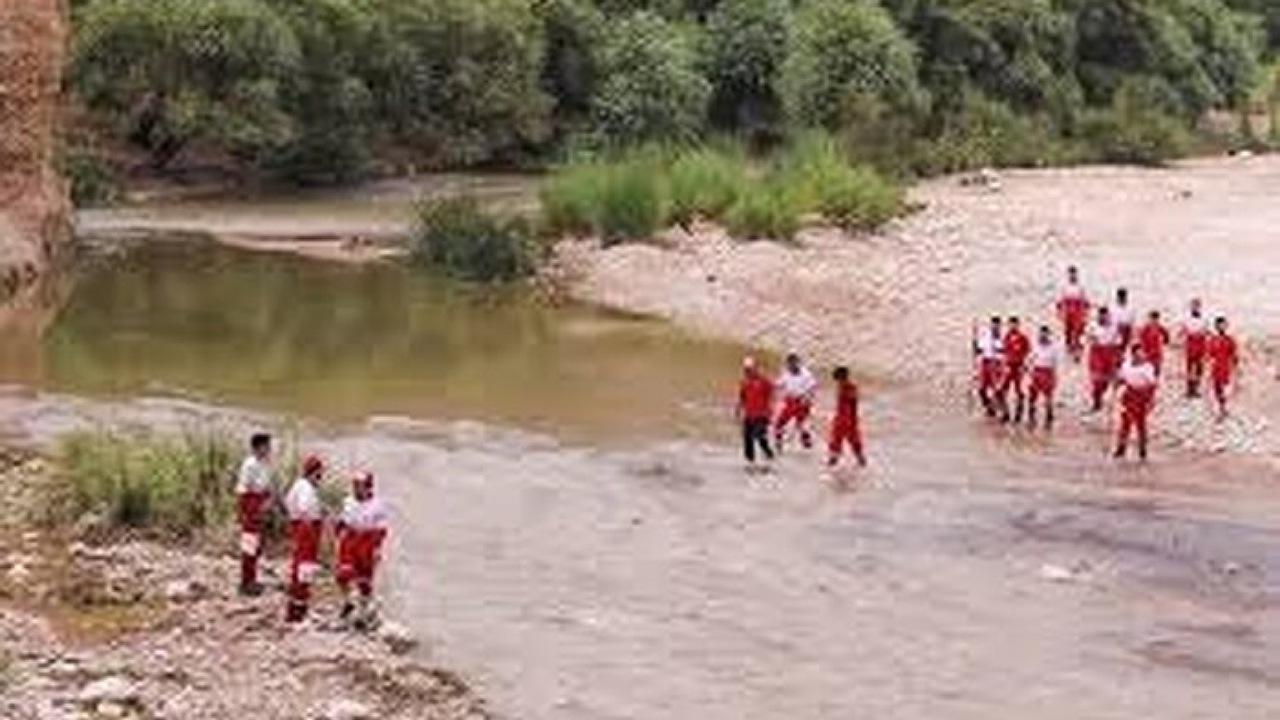 نجات کودک غرق شده در سیلاب