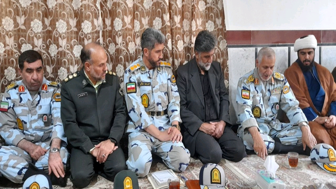 دیدار فرمانده مرزبانی فراجا با خانواده شهید امنیت جواد جهان بیکی در کلاله