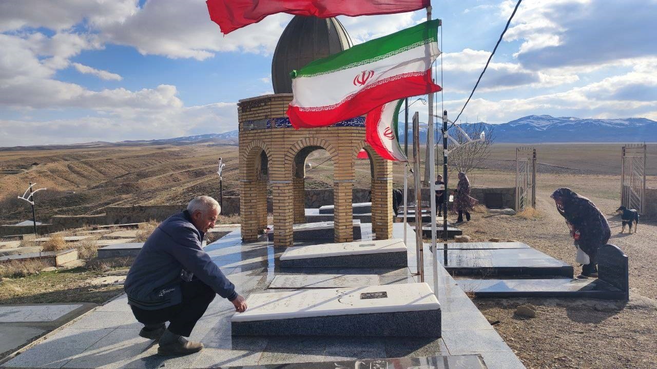زیارت اهل قبور توسط اهالی روستای توآباد در سال جدید + تصاویر