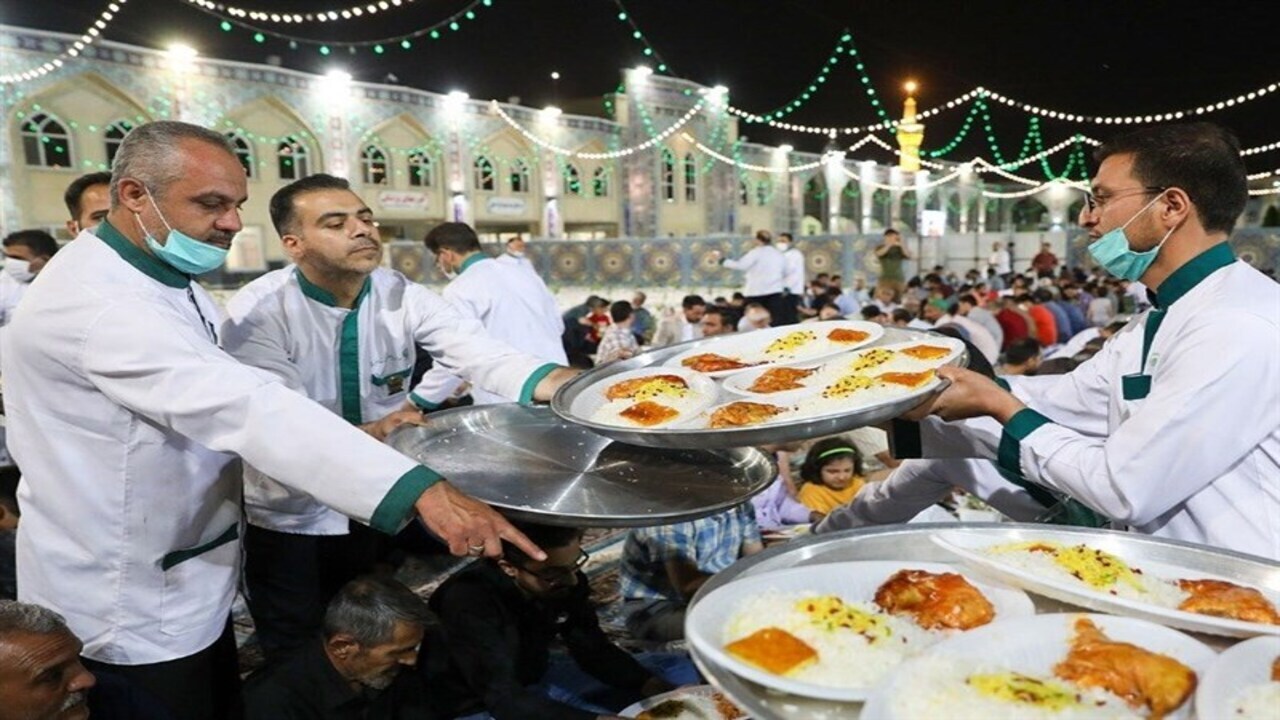 توزیع یک هزار و ۵۰۰ ژتون غذای متبرک بین زائران نوروزی در پیرامون حرم مطهر رضوی
