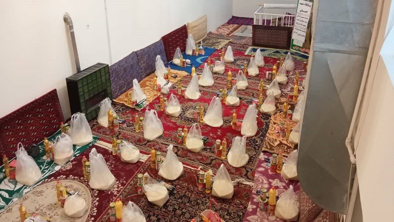 سفره نیازمندان خوی با اهدای بسته‌های معیشتی رنگین شد + تصاویر