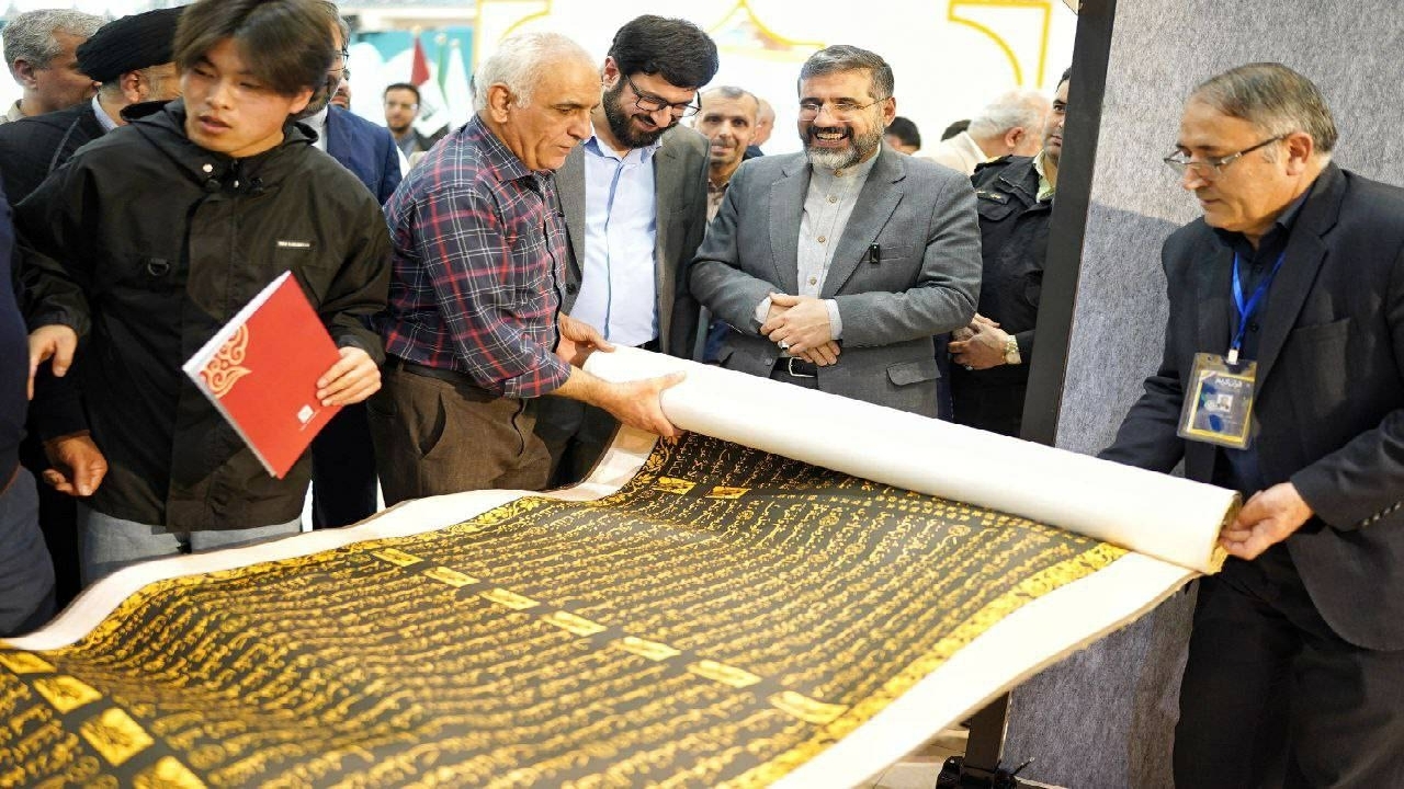 جزئیات قرآن ۲۰۷ متری یک مسلمان چینی که در نمایشگاه قرآن رونمایی شد + فیلم