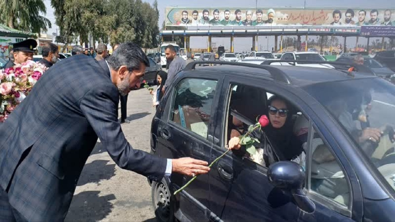 استقبال از زائران و مسافران نوروزی در عوارضی قم_تهران
