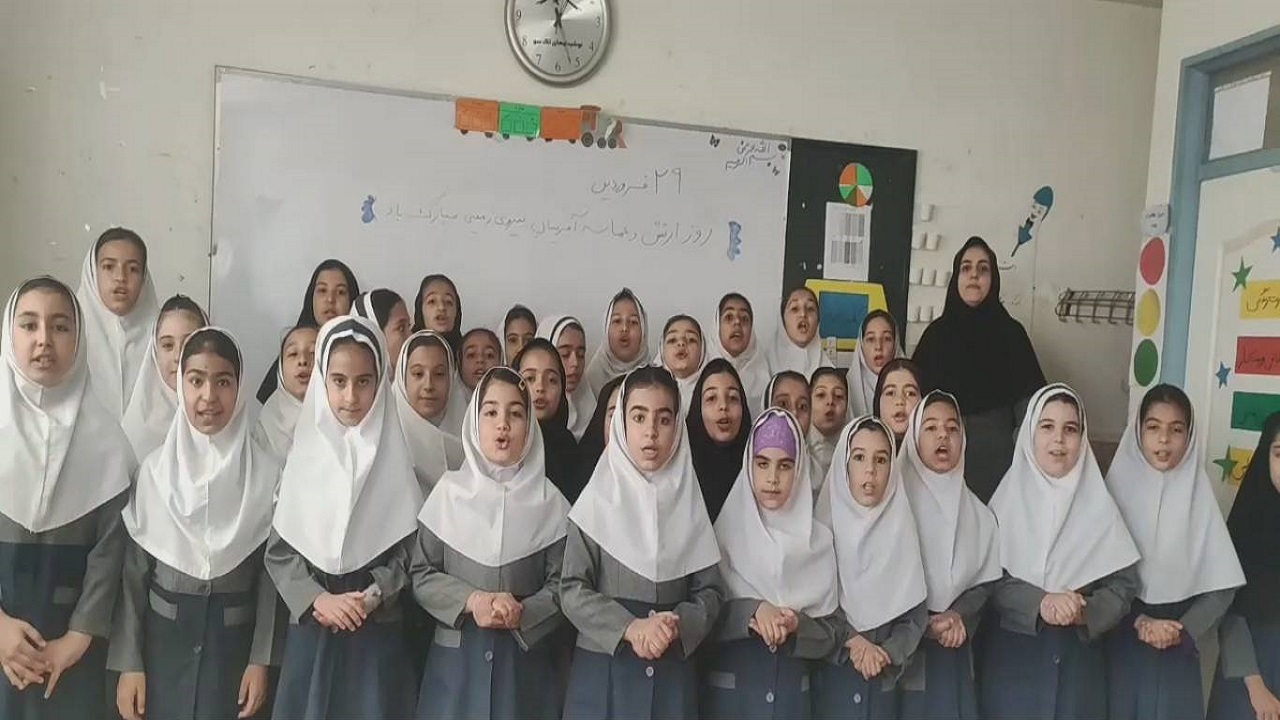 تبریک دانش آموزان رباط کریمی به مناسبت روز ارتش و نیروی زمینی + فیلم