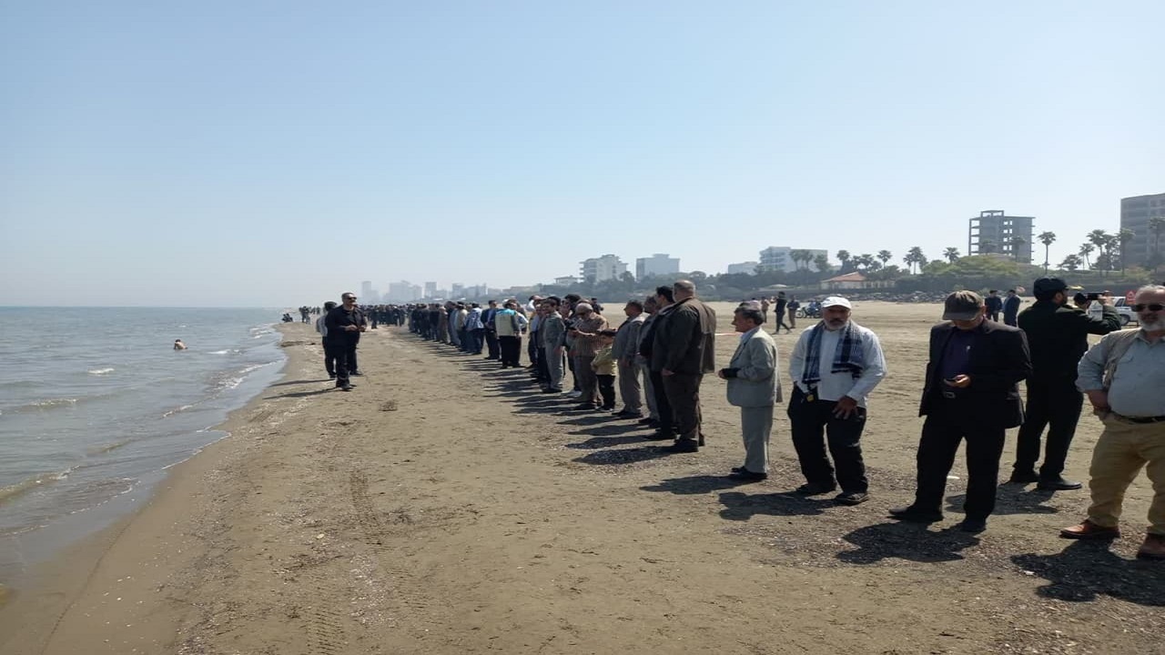 زنجیره انسانی حمایت از عملیات وعده صادق در سواحل مازندران