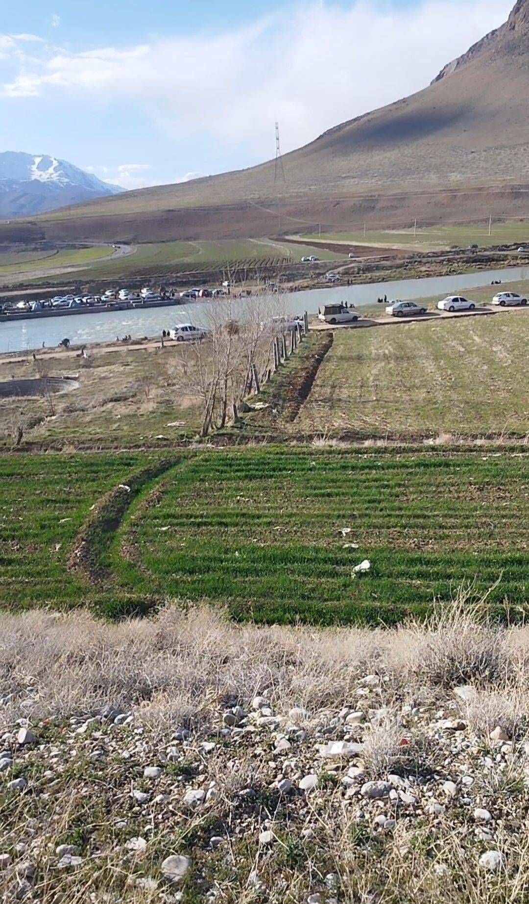 بازدید گردشگران درحاشیه زاینده رود سودجان