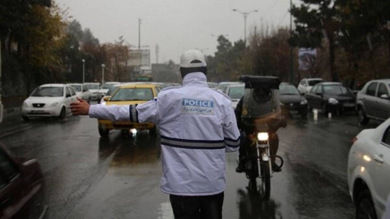 حضور فعال بیش از ۷۰ تیم گشت پلیس راه در محور‌های بارانی کرمان 