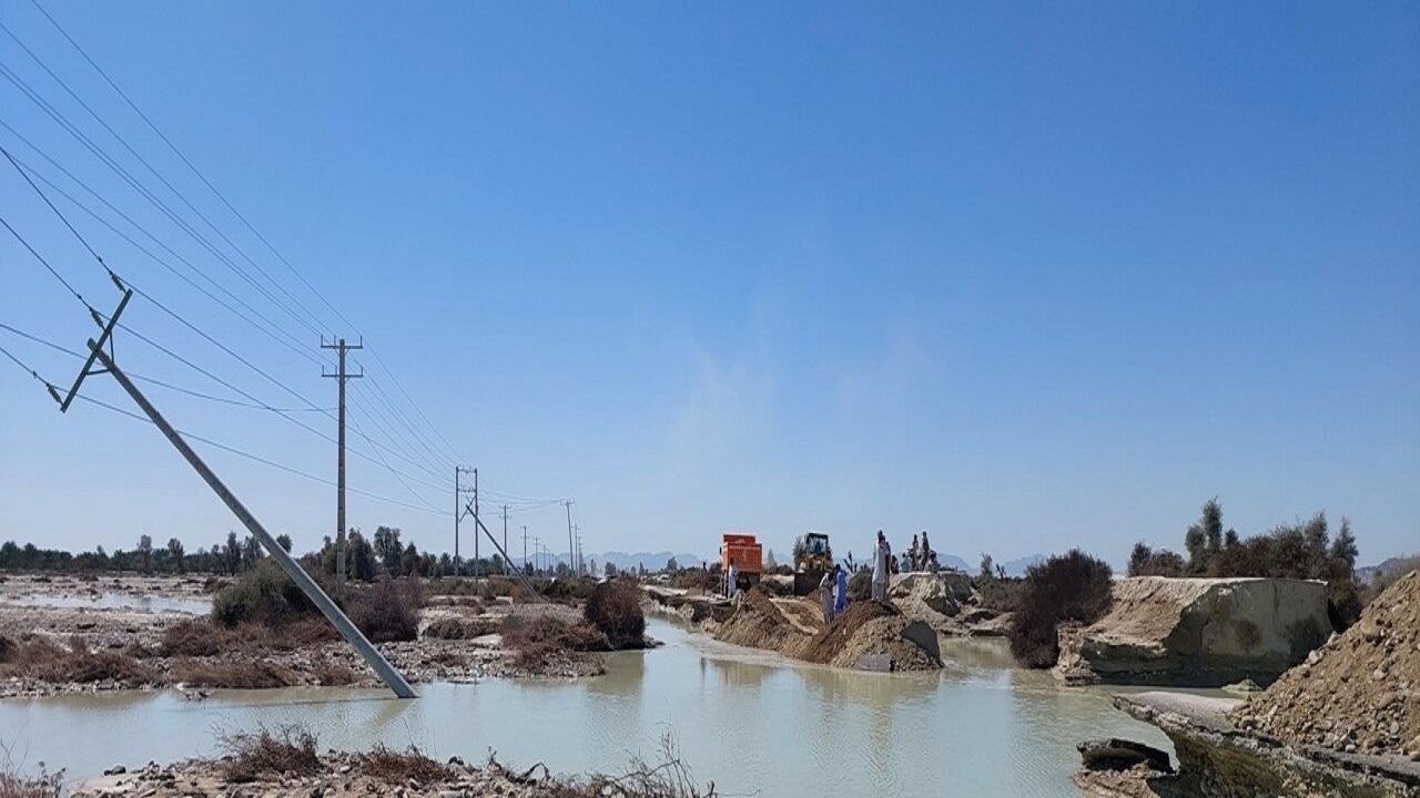 برق ۳۶۶ روستای مناطق سیل زده سیستان و بلوچستان پایدار شد/ تخریب ۲۷۲ اصله پایه شبکه برق