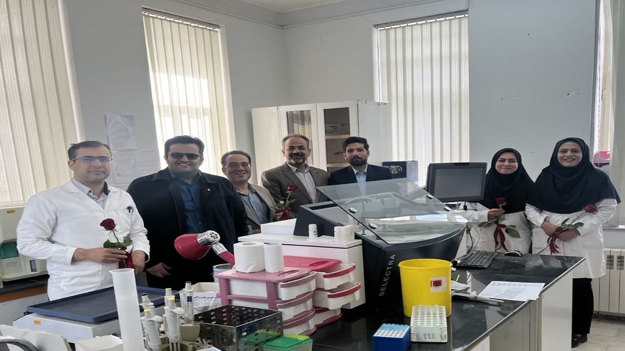 تجلیل از کارکنان آزمایشگاه مرکز بهداشت مهریز