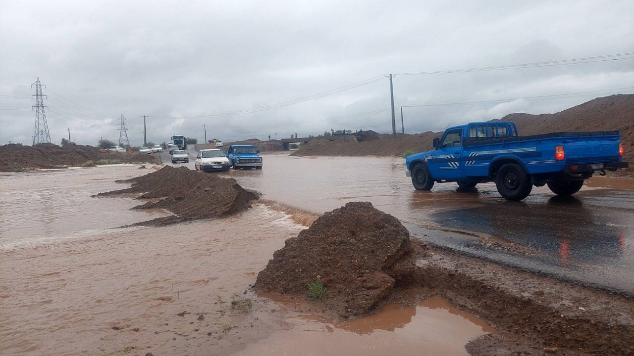 سیل راه ۴ روستای قلعه گنج را مسدود کرد