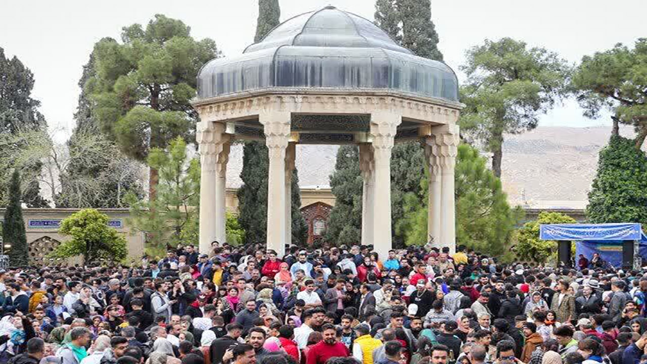 حافظیه میزبان ۳۰ هزار مسافر نوروزی در مراسم تحویل سال