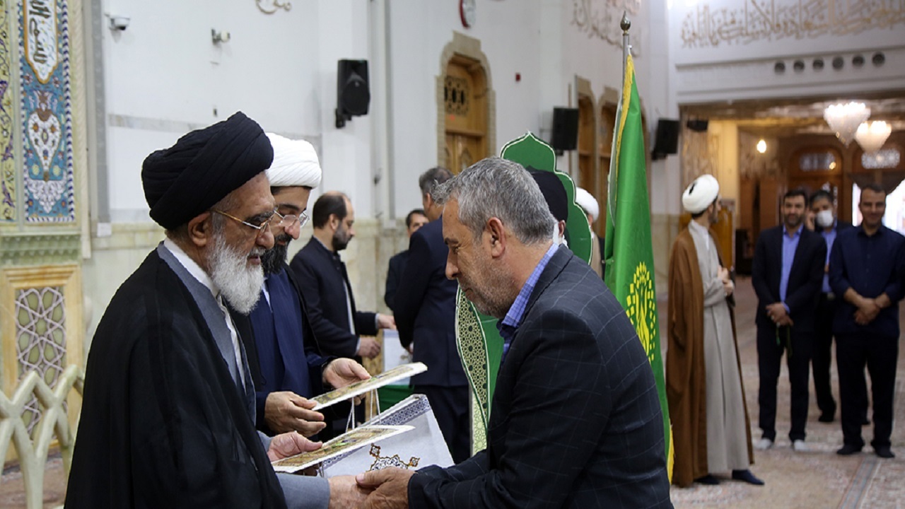 تقدیر از ۳۰ سال خدمت خالصانه جمعی از خادمان حرم قم