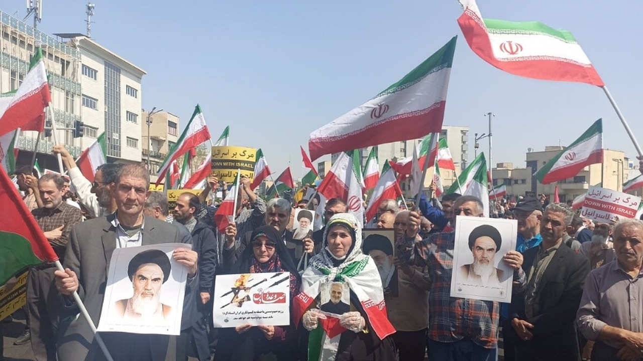 راهپیمایی نمازگزاران تهرانی در حمایت از دفاع مشروع سپاه