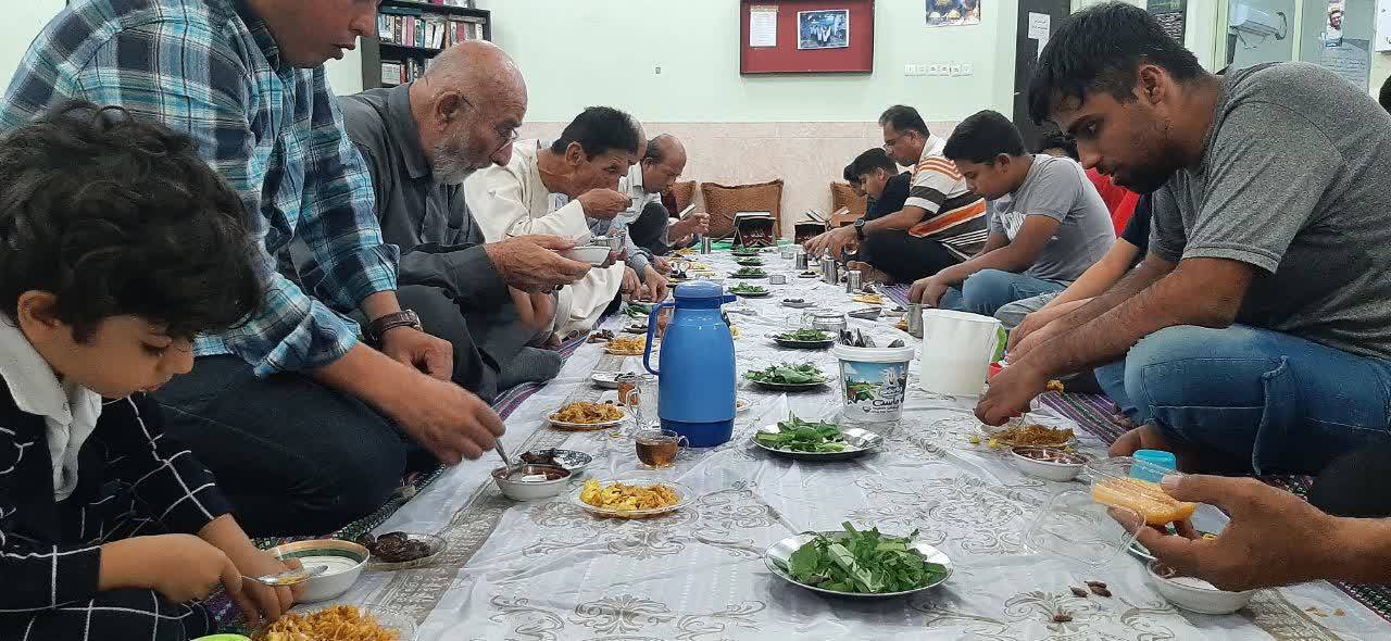 سفره افطاری اهالی شهرستان پارسیان