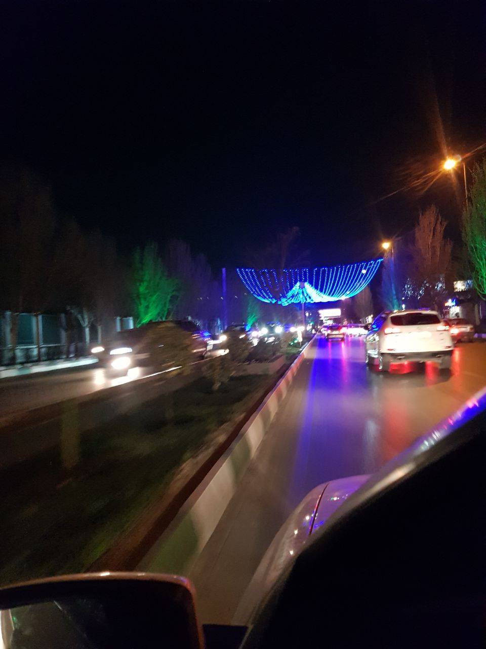 آبی شدن معابر مشهد همزمان با هفته اوتیسم