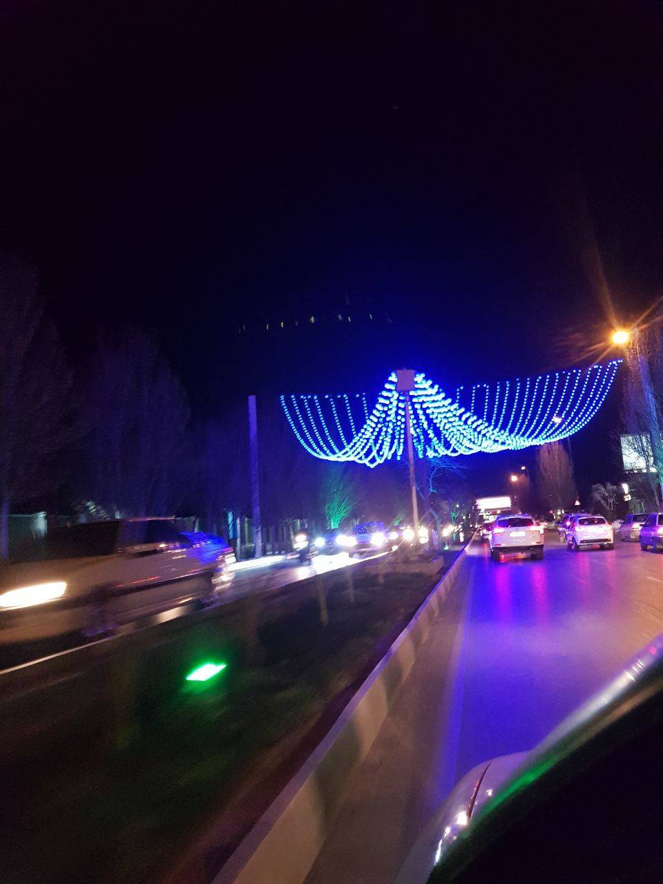 آبی شدن معابر مشهد در هفته اوتیسم