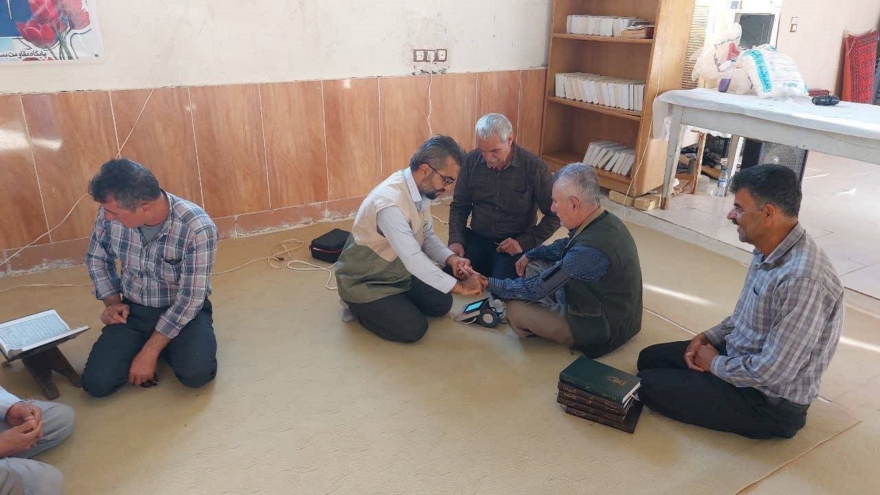 مهرورزی گروه جهادی شهید سلیمانی به اهالی روستای الیف با برپایی ایستگاه سلامت + تصاویر