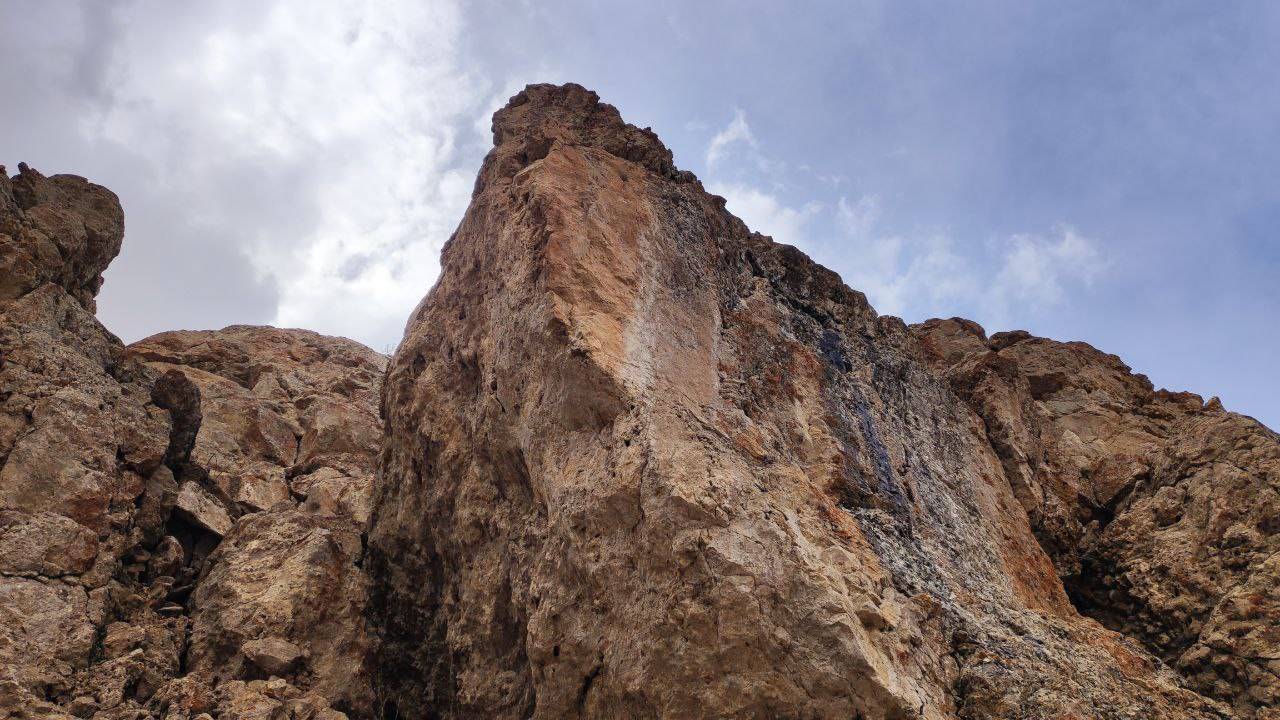 کوه های سر به فلک کشیده روستای توآباد